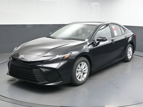 Used 2025 Toyota Camry LE w/ Convenience Package image 4