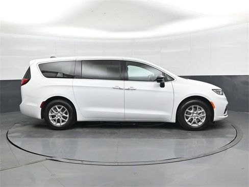 New 2026 Chrysler Pacifica Select image 2