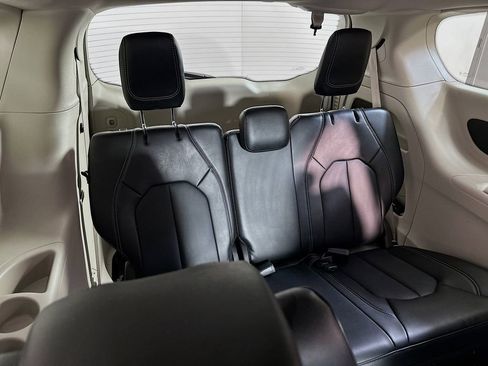Used 2024 Chrysler Pacifica Touring-L image 21