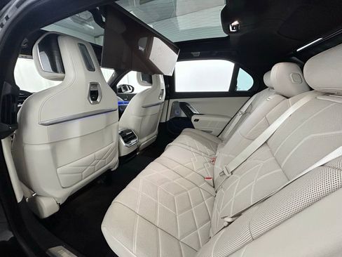 Used 2023 BMW 760i xDrive image 32