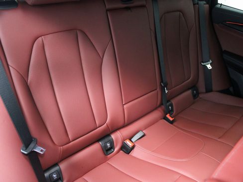 Used 2024 BMW X4 M40i w/ Premium Package image 25