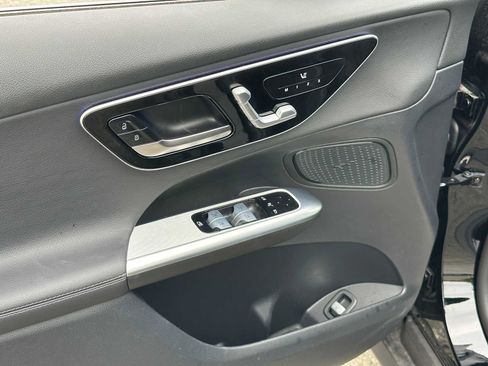 Used 2025 Mercedes-Benz GLC 300 4MATIC image 25