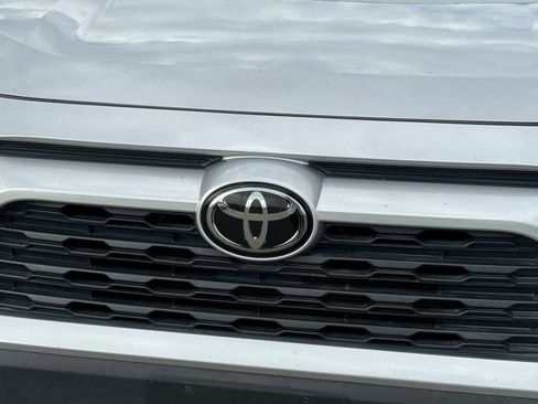 Used 2021 Toyota RAV4 XLE AWD/4WD image 15