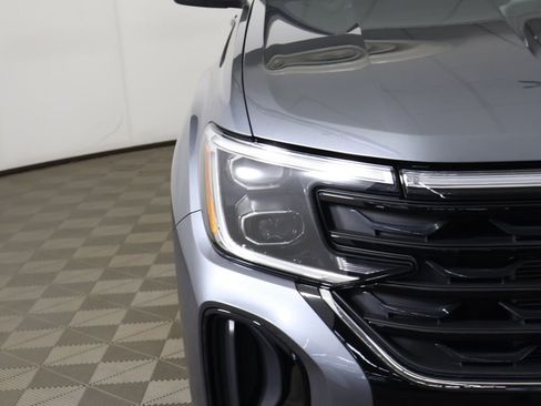 Used 2024 Volkswagen Atlas Cross Sport SE image 13