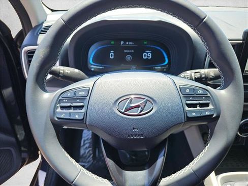 Used 2025 Hyundai Venue Limited FWD image 11