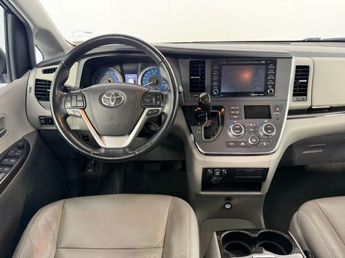 Used 2018 Toyota Sienna XLE w/ XLE Navigation Package FWD image 30