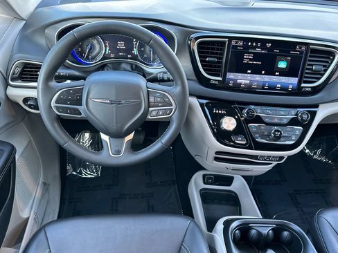 Used 2024 Chrysler Pacifica Touring-L FWD image 16