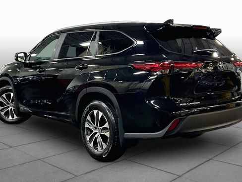 Used 2023 Toyota Highlander XLE AWD/4WD image 12