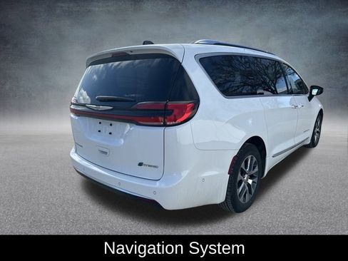 Used 2023 Chrysler Pacifica Pinnacle image 3