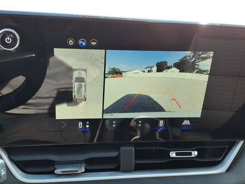 Used 2025 Chevrolet Equinox LT w/ Safety and Technology Package FWD image 17