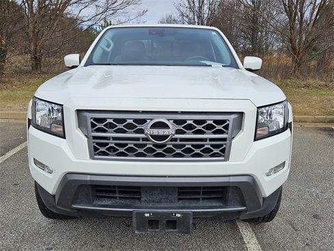 Used 2022 Nissan Frontier SV image 2