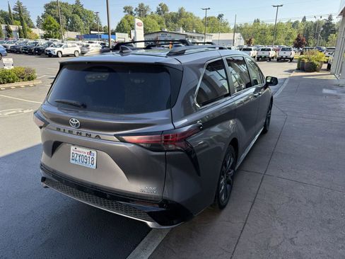 Used 2021 Toyota Sienna XSE FWD image 5