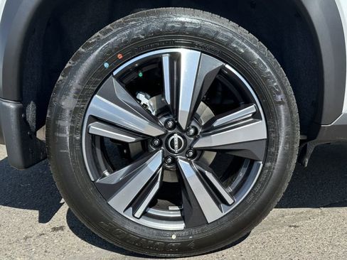 New 2025 Nissan Rogue SL w/ Tech Package image 12