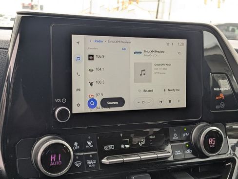 Used 2024 Toyota Highlander LE image 17