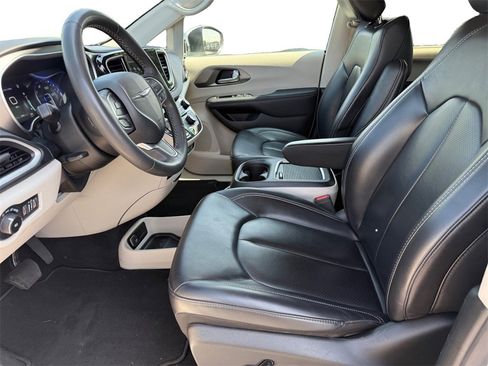 Certified 2023 Chrysler Pacifica Touring-L image 9