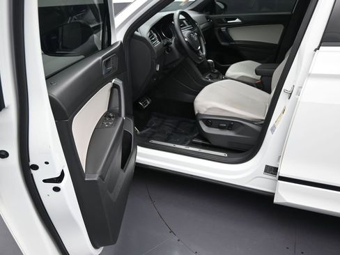 Used 2020 Volkswagen Tiguan SE R-Line image 11