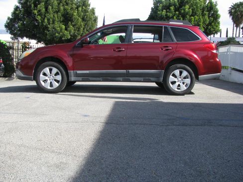 Used 2011 Subaru Outback 2.5i Premium w/ All-Weather Pkg image 1