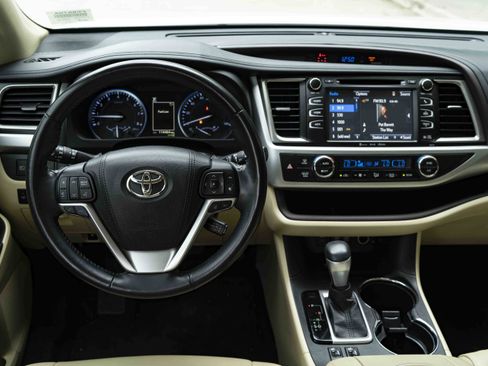 Used 2018 Toyota Highlander XLE FWD image 20