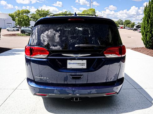 Used 2018 Chrysler Pacifica Touring-L FWD image 9