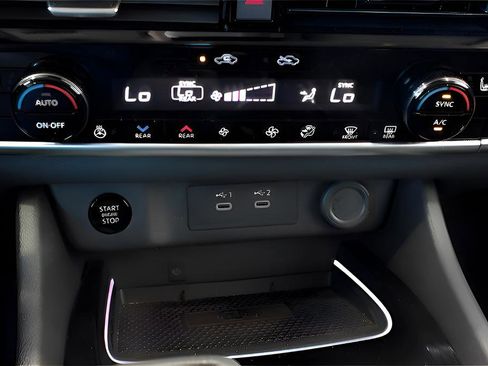 Used 2024 Nissan Rogue SL w/ SL Premium Package image 16