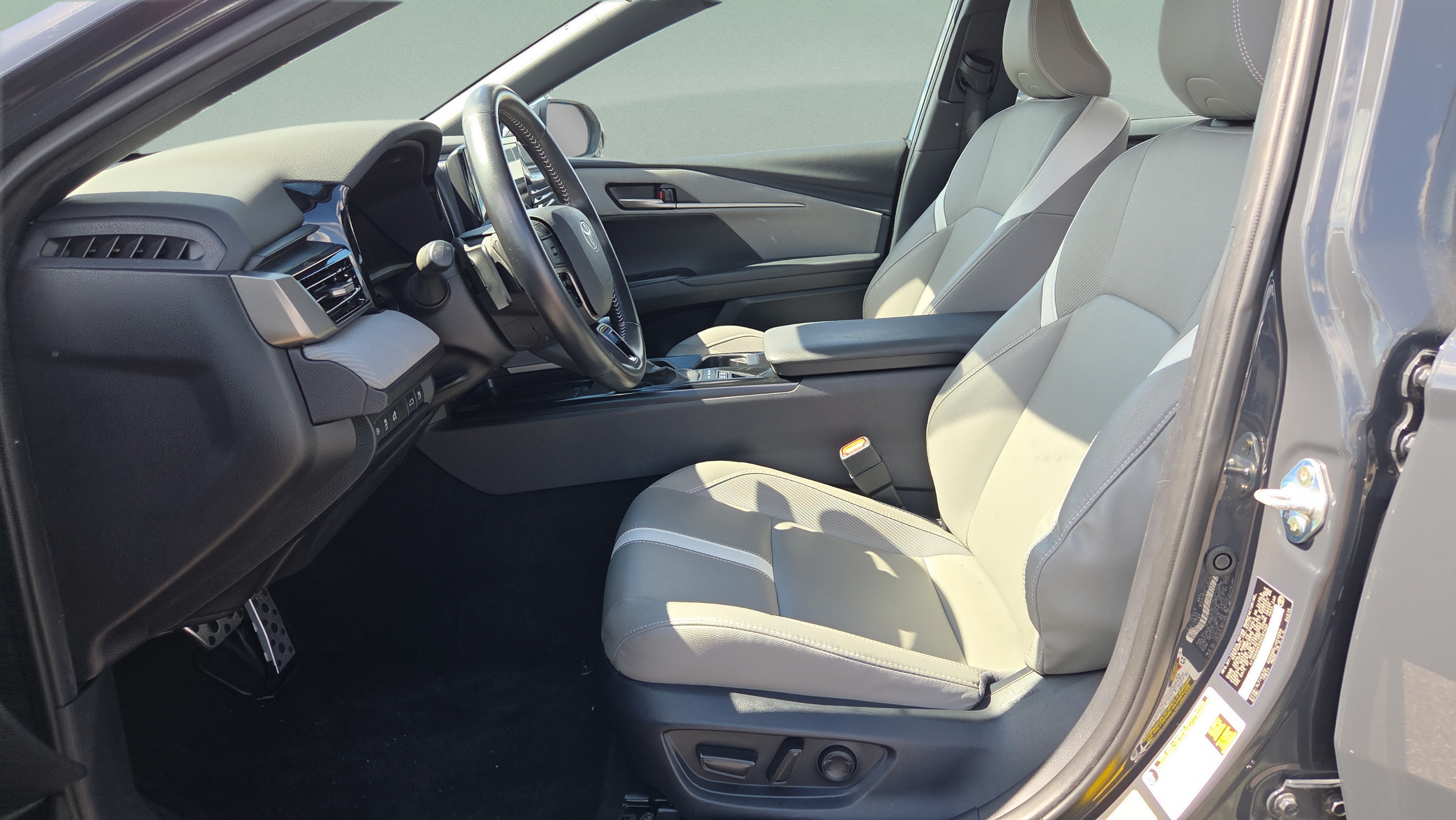 Certified 2025 Toyota Camry SE FWD image 9