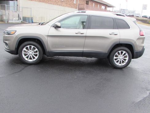 Used 2019 Jeep Cherokee Latitude w/ Cold Weather Group image 4