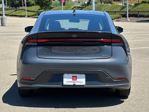 Used 2025 Toyota Prius LE FWD image 5