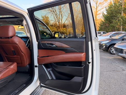 Used 2015 Cadillac Escalade ESV Luxury image 25