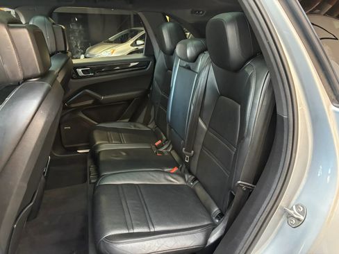 Used 2020 Porsche Cayenne AWD/4WD image 10