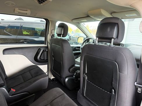 Used 2018 Dodge Grand Caravan SE w/ UConnect Hands-Free Group image 19