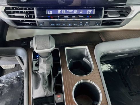 Used 2023 Toyota Sienna XLE AWD/4WD image 22