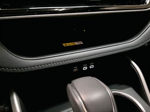 Used 2023 Toyota Highlander XLE image 28