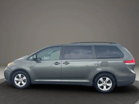 Used 2014 Toyota Sienna LE image 21
