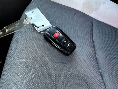 Used 2019 Toyota RAV4 XLE FWD image 35