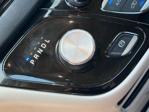 Used 2024 Chrysler Pacifica Touring-L FWD image 28