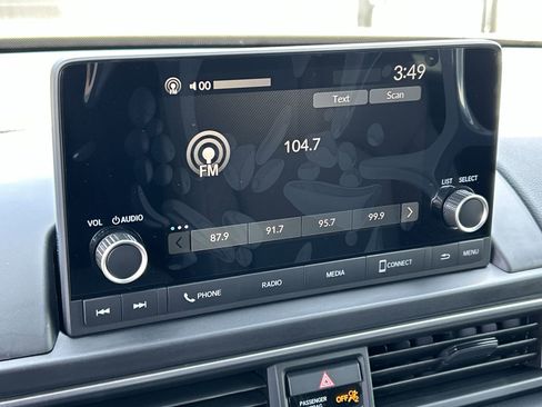 Used 2025 Honda Pilot Sport image 15