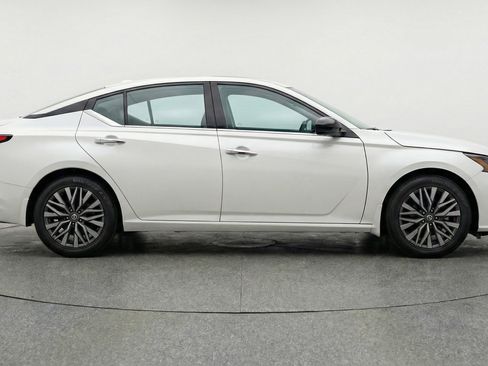 Used 2025 Nissan Altima 2.5 SV image 11