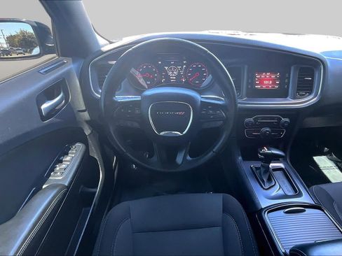 Used 2017 Dodge Charger SE w/ Blacktop Package RWD image 5