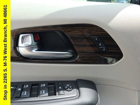 Used 2023 Chrysler Pacifica Limited FWD image 16