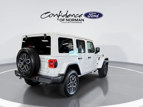 Used 2026 Jeep Wrangler Unlimited Sahara AWD/4WD image 8