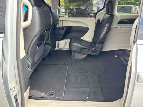 Certified 2024 Chrysler Pacifica Touring-L FWD image 11