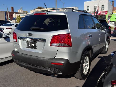Used 2012 Kia Sorento LX w/ Convenience Pkg image 4