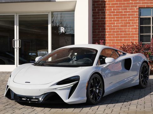 Used 2024 McLaren Artura RWD image 16