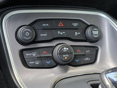 Used 2022 Dodge Challenger SXT w/ Driver Convenience Group RWD image 16