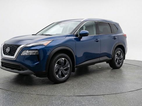 Used 2025 Nissan Rogue SV image 3