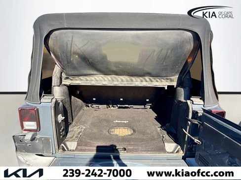 Used 2017 Jeep Wrangler Unlimited Sahara w/ Connectivity Group image 11