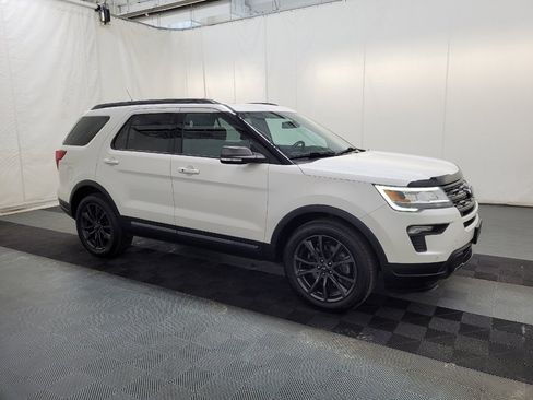 Used 2018 Ford Explorer XLT w/ Equipment Group 202A AWD/4WD image 11