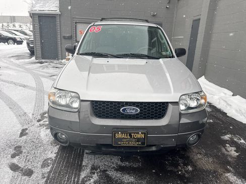 Used 2005 Ford Escape XLT image 2