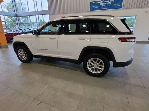 Used 2023 Jeep Grand Cherokee Laredo w/ Luxury Tech Group I AWD/4WD image 15