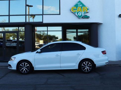 Used 2017 Volkswagen Jetta SE image 8